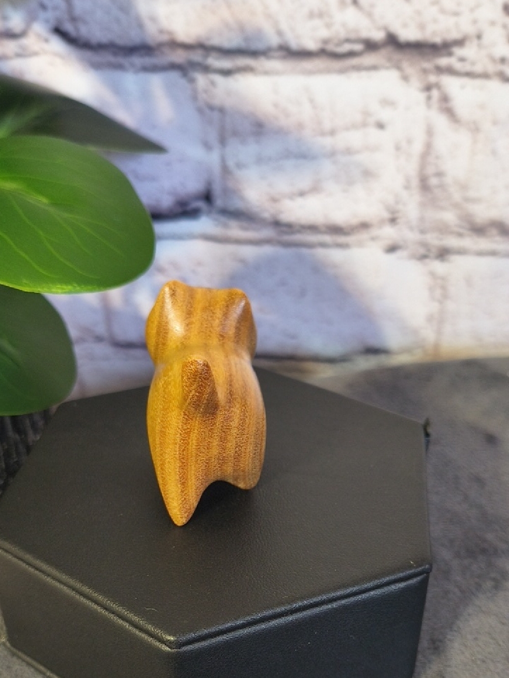 Wooden hand carved cat statue figurine kitty blonde color, tail up prancing - Picture 3 of 10